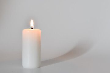 Obrazy na Plexi  Płomień na jasnej, palącej się  świeczce.