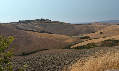Fototapeta na wymiar Weite Landschaft der Crete Senesi mit Hügeln und Feldern