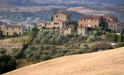 Kleine Siedlung auf einem Hügel in der Weite der Crete Senesi