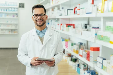  Portrait of a handsome pharmacist working in a pharmacy © Zamrznuti tonovi