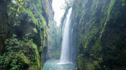 Fototapeta na wymiar cachoeira parana jaguaraiuva