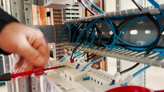 The wiring harness arranges the cables and tightens the electrical terminals with a screwdriver