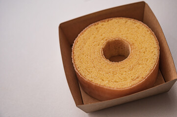 白い背景とバームクーヘン