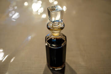 Obraz na płótnie Canvas ガラスの小瓶と黒い液体
