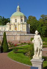 Lower garden of the Bolshoy Menshikov Palace. Green parterre, antique sculpture