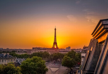 Obraz premium Amazing sunset behind Eiffel Tower in Paris, France