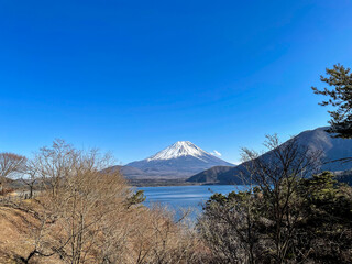 山梨県南都留郡富士河口湖町の本栖湖と富士山