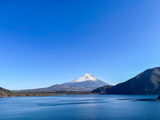 山梨県南都留郡富士河口湖町の本栖湖と富士山