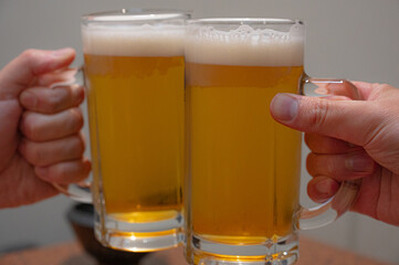 ビールジョッキで乾杯