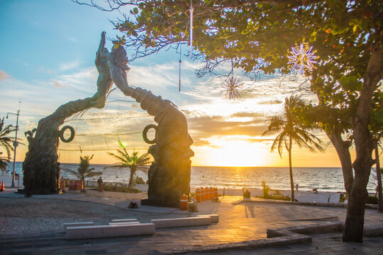 Hermosa fotograf&iacute;a del portal maya al amanecer en Playa del Carmen