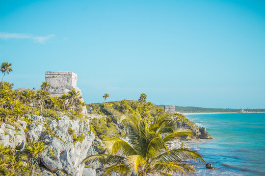 Asombrosa foto de una ruinas mayas en medio de la selva a la orilla del mar