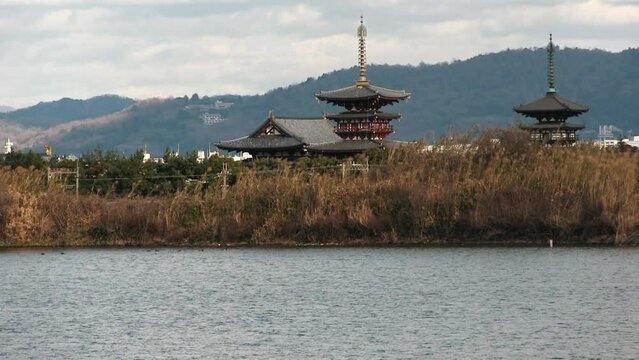 大池から望む薬師寺西塔東塔金堂と若草山