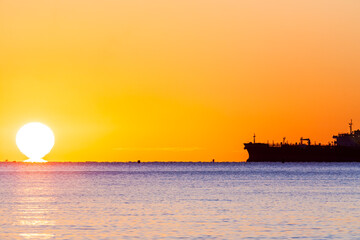 Obraz premium Tanker ship at sunset