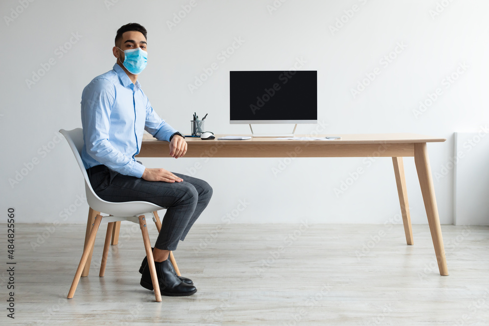 Aufkleber arab worker in facemask showing laptop with empty screen, mockup