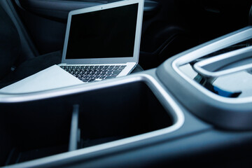 車の中でノートパソコンを使用する