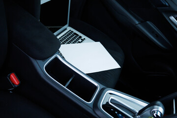 車の中でノートパソコンを使用する
