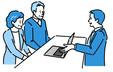 パソコンを見せながら説明している若いスーツの男性と年配の男女
