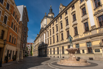 Uniwersytet Wrocławski i fontanna przedstawiająca nagiego szermierza 