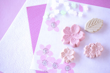 和紙の上の桜の干菓子と金平糖のクローズアップ