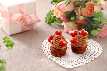 Chocolate cupcakes with chocolate cream with strawberry heart. 
Valentine bouquet of rose flowers  and gift.　チョコレートカップケーキ　バレンタイン　バレンタインデー