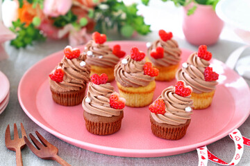 Chocolate cupcakes with chocolate cream with strawberry heart. 
Valentine bouquet of rose flowers  and gift.　チョコレートカップケーキ　バレンタイン　バレンタインデー