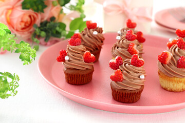 Chocolate cupcakes with chocolate cream with strawberry heart. 
Valentine bouquet of rose flowers  and gift.　チョコレートカップケーキ　バレンタイン　バレンタインデー