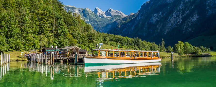 Panorama Watzmann mit Ausflugsboot in den Berchtesgadener Alpen