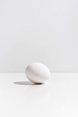 Un huevo aislado sobre una mesa blanca	