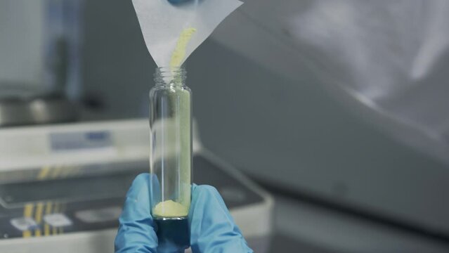 &Eacute;chantillon de poudre dans un tube &agrave; essai d'un laboratoire
