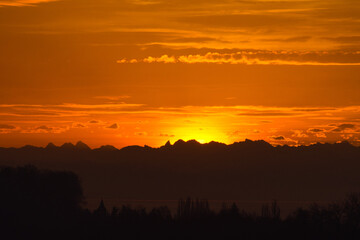 Sonnenaufgang über den Alpen am Bodensee