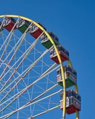 Riesenrad mit bunten Gondeln