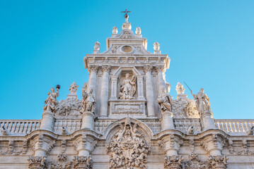Obraz premium Frontón estilo barroco año 1715 de la universidad de Valladolid con estatua de la sabiduria pisando a la ignorancia, España
