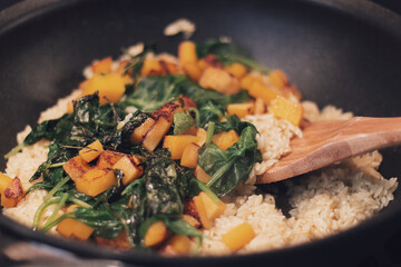 Orzo, pumpkin and spinach in a pan