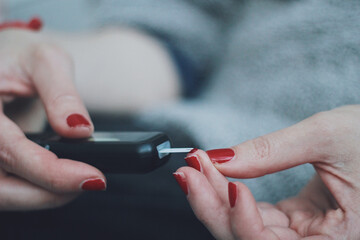 Obraz premium Finger prick to check blood glucose