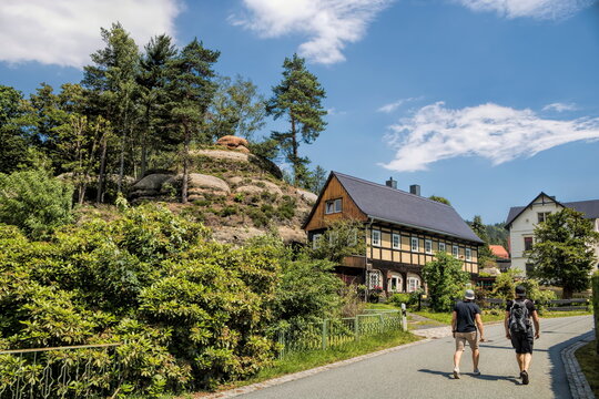 oybin, deutschland - idylle mit felsen und fachwerk