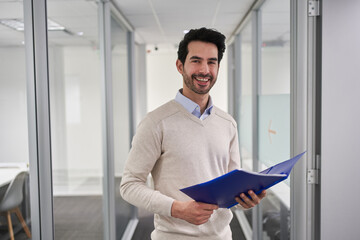Fototapeta premium Lächelnder Business Mann als erfolgreicher Start-Up Gründer