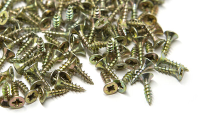 Kleine selbstschneidende Schrauben Isoliert auf wei&szlig;em Hintergrund
