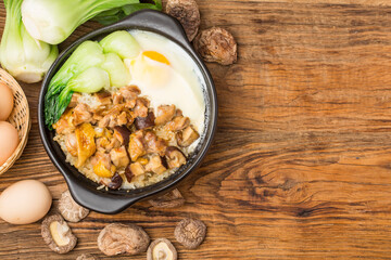 Cantonese style rice with chicken and mushroom