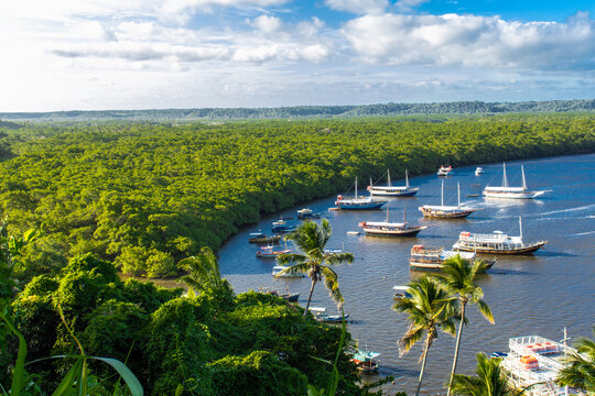 Barcos ancorados em Cabr&aacute;lia, Porto Seguro, Bahia