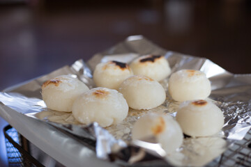 ストーブの上で焼く餅
