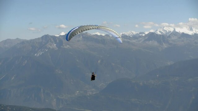 Parapente sur les Alpes valaisannes