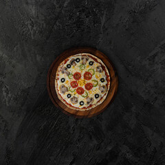 Obraz na płótnie Canvas Tasty pizza on black background