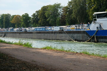 FU 2020-08-13 Fries T4 783 Auf dem Kanal fährt ein Frachtschiff