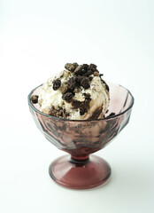 Copa de helado de crema con trozos de galleta de chocolate