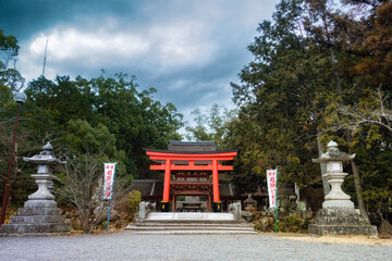 滋賀県野洲市にある兵主大社の鳥居、楼門が見える風景