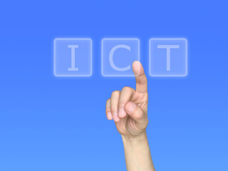 ICTの文字ををタッチする右手