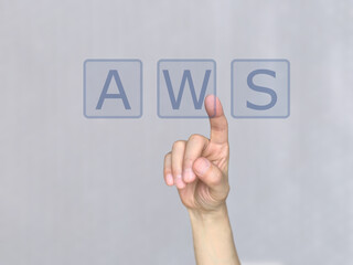 AWSの文字ををタッチする右手