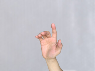 何かを押そうとする男性の右手