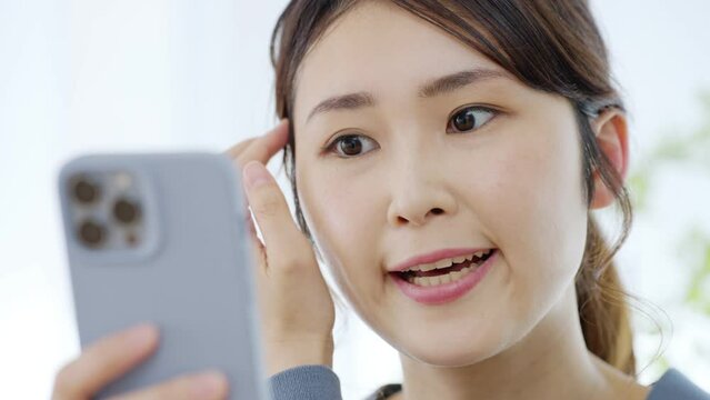60p　女性・スマホ・前髪・チェック・自撮り