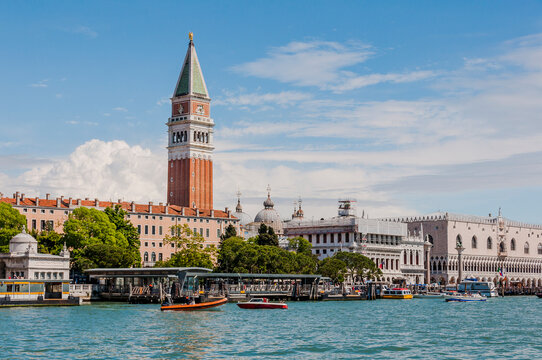 Venedig, San Marco, Markusdom, Markusplatz, Dogenpalast, Lagune, Insel, Altstadt, Gondel, Kan&auml;le, Touristen, Schifffahrt, Sommer, Italien